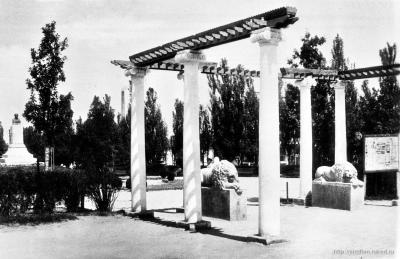 Прикрепленное изображение: львы у входа.jpg